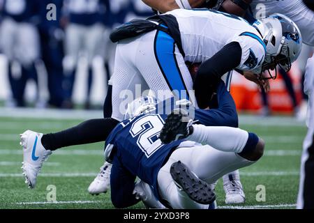 Charlotte, NC, USA. Dezember 2024. Dallas Cowboys Cornerback Jourdan Lewis (2) entlässt Carolina Panthers Quarterback Bryce Young (9) während des dritten Quartals des NFL Matchups in Charlotte, NC. (Scott Kinser/CSM). Quelle: csm/Alamy Live News Stockfoto