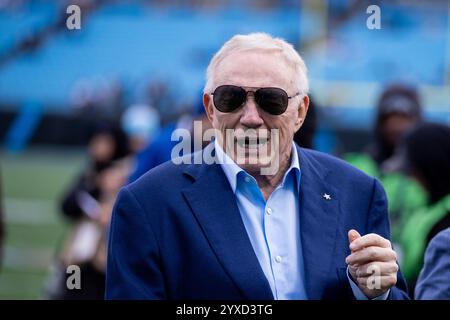 Charlotte, NC, USA. Dezember 2024. Jerry Jones, Besitzer der Dallas Cowboys, vor dem NFL-Matchup in Charlotte, NC. (Scott Kinser/CSM). Quelle: csm/Alamy Live News Stockfoto