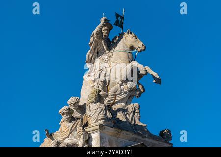 Skulptur des Apostels St. Jakobus auf dem Rathaus in Santiago de Compostela an einem Tag mit blauem Himmel Stockfoto