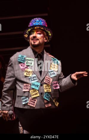 London, Vereinigtes Königreich. November 2024. Boy George macht einen sehr britischen Auftritt auf der Bühne in der O2 Arena. Cristina Massei/Alamy Live News. Stockfoto