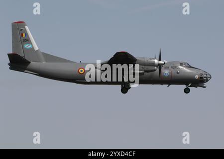 1104 wurde eine Antonov an-30 von der rumänischen Luftwaffe (RoAF) betrieben, die von der RAF Fairford in Gloucestershire, England, nach der Teilnahme am Royal International Air Tattoo 2022 (RIAT22) startete. Diese Flugzeugkennung, die von der RoAF im Vertrag über den offenen Himmel verwendet wird, besteht aus unbewaffneten Luftüberwachungsflügen über teilnehmenden Nationen. Stockfoto