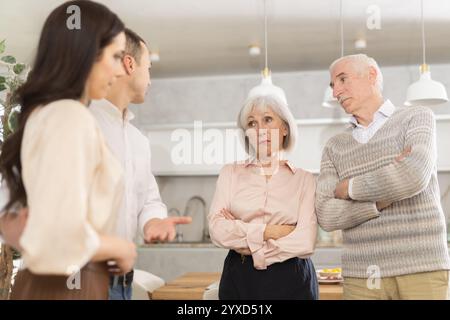 Erwachsener Sohn, der missbilligen Senioreneltern eine Freundin vorstellt Stockfoto