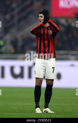 Mailand, Italien. Dezember 2024. Alvaro Morata vom AC Milan Gesten während des Spiels der Serie A zwischen AC Milan und Genua CFC im Stadio Giuseppe Meazza am 15. Dezember 2024 in Mailand. Quelle: Marco Canoniero/Alamy Live News Stockfoto