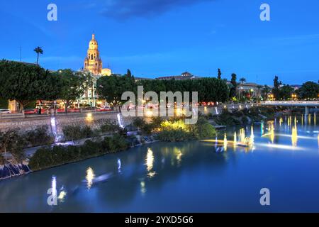 Nachtszene in Murcia, Spanien entlang des Segura-Flusses. Stockfoto