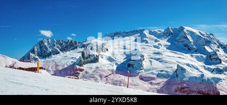 Marmolada, der höchste Gipfel der Dolomiten in Italien, Marmolada-Berggruppe und Gletscher im Winter, wetteiferte von Porta Vescovo im Skigebiet Arabba. Ski-p Stockfoto