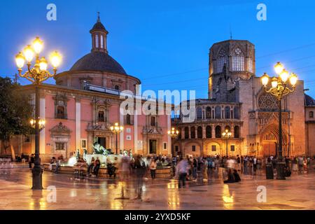 Dämmerung auf der charmanten Plaza de la Virgen in Valencia, Spanien. Bauen Sie auf dem Platz des alten römischen Forums, der Plaza (auch bekannt als Placa de la Ma) Stockfoto