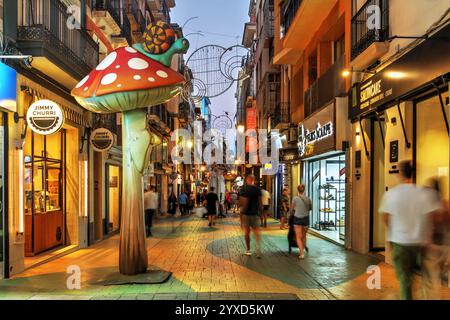 Nachtszene entlang der Calle de Las Setas, im Volksmund bekannt als Mushroom Street in Alicante, Spanien. Stockfoto