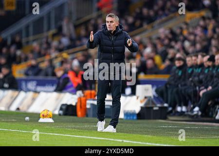 Wolverhampton, Großbritannien. Dezember 2024. Kieran McKenna gibt während des Spiels der englischen Premier League Wolverhampton Wanderers FC gegen Ipswich Town FC im Molineux Stadium, Wolverhampton, England, Großbritannien am 14. Dezember 2024 Guthaben: Every Second Media/Alamy Live News Stockfoto