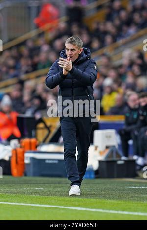 Wolverhampton, Großbritannien. Dezember 2024. Kieran McKenna gibt während des Spiels der englischen Premier League Wolverhampton Wanderers FC gegen Ipswich Town FC im Molineux Stadium, Wolverhampton, England, Großbritannien am 14. Dezember 2024 Guthaben: Every Second Media/Alamy Live News Stockfoto