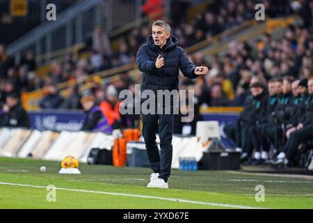 Wolverhampton, Großbritannien. Dezember 2024. Kieran McKenna gibt während des Spiels der englischen Premier League Wolverhampton Wanderers FC gegen Ipswich Town FC im Molineux Stadium, Wolverhampton, England, Großbritannien am 14. Dezember 2024 Guthaben: Every Second Media/Alamy Live News Stockfoto