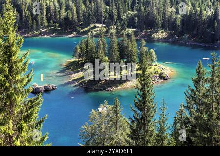 Caumasee (Caumasee oder lag la Cauma), ein wunderschöner Alpensee in der Nähe von Flims in Graubünden, versteckt zwischen Kiefernwäldern, die nur von unterirdischen S gespeist werden Stockfoto