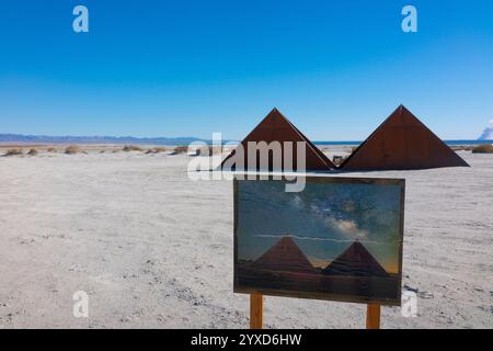 Zwei Metallpyramiden aus dem Kunstwerk Bombay Beach Biennale. Die Bombay Beach Biennale (BBB) ist eine jährliche Kunstveranstaltung in Bombay Beach, Kalifornien. Stockfoto