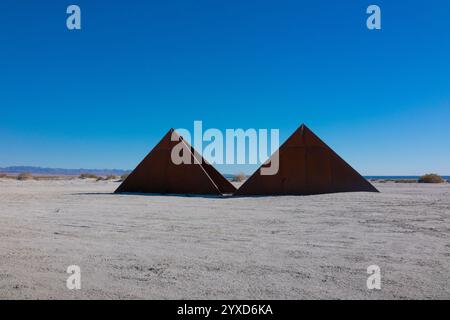 Zwei Metallpyramiden aus dem Kunstwerk Bombay Beach Biennale. Die Bombay Beach Biennale (BBB) ist eine jährliche Kunstveranstaltung in Bombay Beach, Kalifornien. Stockfoto