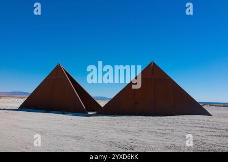 Zwei Metallpyramiden aus dem Kunstwerk Bombay Beach Biennale. Die Bombay Beach Biennale (BBB) ist eine jährliche Kunstveranstaltung in Bombay Beach, Kalifornien. Stockfoto