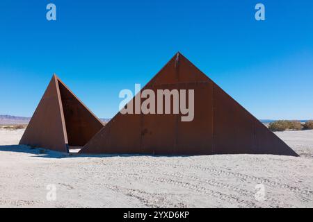 Zwei Metallpyramiden aus dem Kunstwerk Bombay Beach Biennale. Die Bombay Beach Biennale (BBB) ist eine jährliche Kunstveranstaltung in Bombay Beach, Kalifornien. Stockfoto