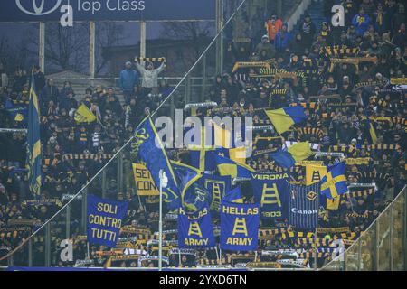 Parma, Italien. Dezember 2024. Helas Verona FC Fans beim Spiel Parma Calcio vs Hellas Verona FC, italienische Fußball Serie A in Parma, Italien, 15. Dezember 2024 Credit: Independent Photo Agency/Alamy Live News Stockfoto
