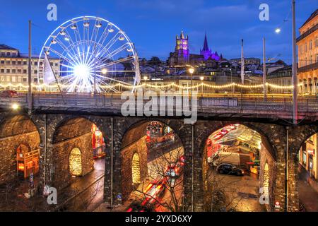 Bo Noel bezeichnet den Weihnachtsmarkt in Lausanne, Schweiz. Verteilt an mehreren Orten in der hügeligen Stadt, nimmt diese Szene ein Stockfoto