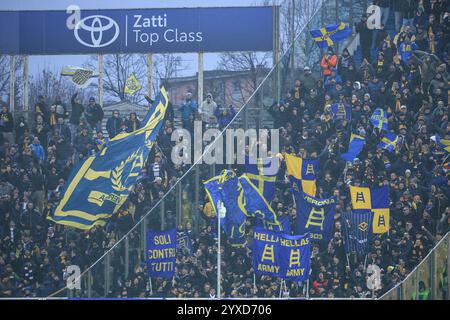 Parma, Italien. Dezember 2024. Helas Verona FC Fans beim Spiel Parma Calcio vs Hellas Verona FC, italienische Fußball Serie A in Parma, Italien, 15. Dezember 2024 Credit: Independent Photo Agency/Alamy Live News Stockfoto