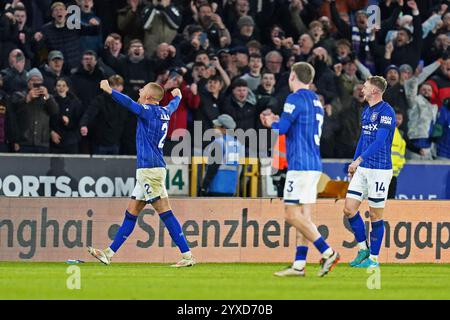 Wolverhampton, Großbritannien. Dezember 2024. Die Spieler von Ipswich Town feiern mit Fans nach dem Spiel der englischen Premier League von Wolverhampton Wanderers FC gegen Ipswich Town FC im Molineux Stadium, Wolverhampton, England, Großbritannien am 14. Dezember 2024 Credit: Every Second Media/Alamy Live News Stockfoto