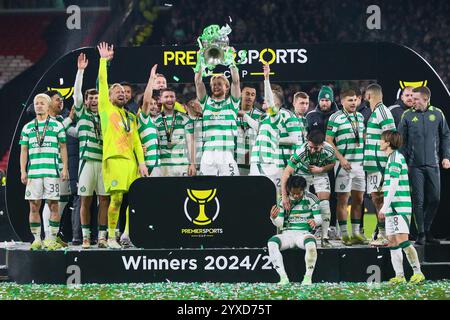 Glasgow, Großbritannien. Dezember 2024. Celtic spielte im Finale des Premier Sports Cup im Hampden Park in Glasgow, Schottland. Das Spiel ging in die Verlängerung, wobei der Punktestand Celtic 3 - 3 Rangers war. Die Torschützen für Celtic waren G. Taylor (56') Tor 56 Minuten D. Maeda (60') Tor 60 Minuten N. Kühn (87') und für Rangers N. Bajrami (41') Tor 41 Minuten M. Diomande (75') Tor 75 Minuten Danilo (88'). Das Spiel ging nach Elfmeterschießen und Celtic gewann mit 5:4. Quelle: Findlay/Alamy Live News Stockfoto