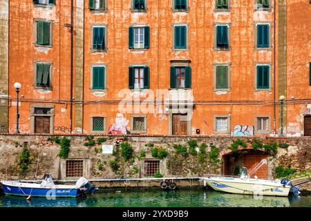 Der Palazzo del Refugio im italienischen Viertel Venezia Nuova von Livorno ist ein historisches Gebäude aus dem 18. Jahrhundert mit einer barocken Fassade Stockfoto