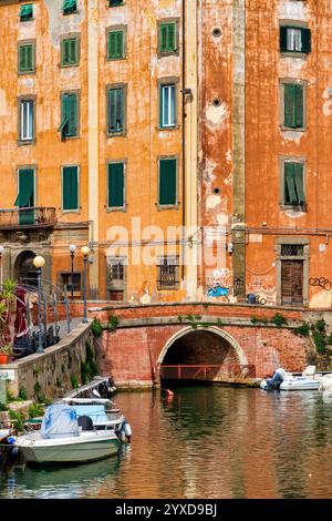 Der Palazzo del Refugio im italienischen Viertel Venezia Nuova von Livorno ist ein historisches Gebäude aus dem 18. Jahrhundert mit einer barocken Fassade Stockfoto