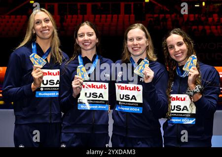 Budapest, Ungarn. Dezember 2024. Die Athleten des Teams United States of America zeigen die Goldmedaillen, nachdem sie am 15. Dezember 2024 in der Duna Arena in Budapest (Ungarn) im Medley Relay der Frauen (4 x 100 m) während der Kurzkurs-Weltmeisterschaft 2024 teilgenommen haben. Quelle: Insidefoto di andrea staccioli/Alamy Live News Stockfoto