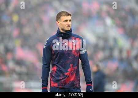 Bologna, Italien. Dezember 2024. Stefan Posch (Bologna FC) während des Spiels Bologna FC gegen ACF Fiorentina, italienische Fußball Serie A in Bologna, Italien, 15. Dezember 2024 Credit: Independent Photo Agency/Alamy Live News Stockfoto