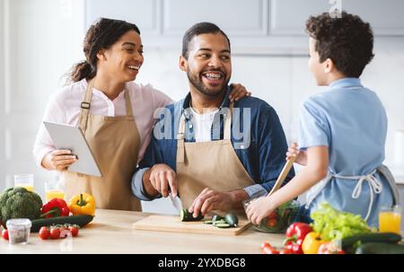 Familie genießt gute Zeit zusammen während des Kochens in der Küche Stockfoto