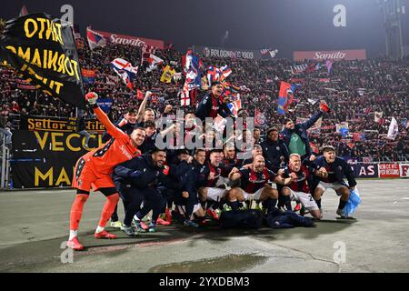 Bologna, Italien. Dezember 2024. Bologna FC Mannschaftsspieler feiern den Sieg unter Curva Andrea Costa Fans beim Spiel Bologna FC gegen ACF Fiorentina, italienische Fußball Serie A in Bologna, Italien, 15. Dezember 2024 Credit: Independent Photo Agency/Alamy Live News Stockfoto