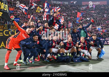 Bologna, Italien. Dezember 2024. Bologna FC Mannschaftsspieler feiern den Sieg unter Curva Andrea Costa Fans beim Spiel Bologna FC gegen ACF Fiorentina, italienische Fußball Serie A in Bologna, Italien, 15. Dezember 2024 Credit: Independent Photo Agency/Alamy Live News Stockfoto