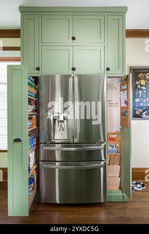 Maßgefertigter Pantry-Schrank umgibt LG French Door Kühlschrank mit offenen Türen Stockfoto