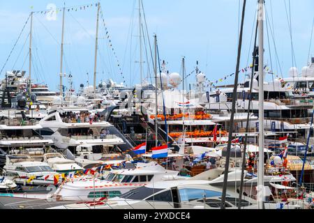 Die Luxusyachten sind eng zusammengepackt, wenn sie während des Rennwochenendes im Hafen von Port Hercules an der Mittelmeerküste in Monte Carlo, Monaco, feiern. Stockfoto