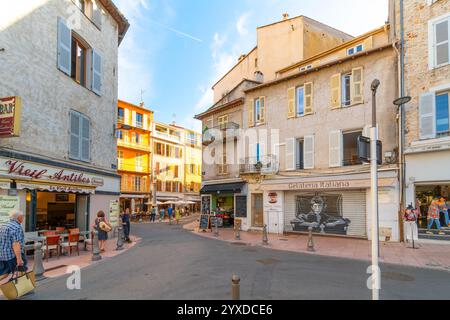 Eine typische, malerische Straße mit Geschäften, Cafés und Apartments in Antibes, Frankreich, an der französischen Riviera Cote d'Azur am Mittelmeer. Stockfoto
