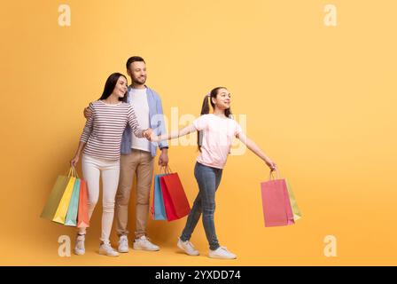 Familie, die einen lustigen Einkaufstag zusammen in einer hellen Umgebung genießt Stockfoto