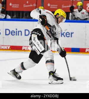 Köln, Nordrhein-Westfalen, Deutschland. Dezember 2024. Loewen Frankfurter Verteidiger MAKSIM MATUSHKIN (52) versucht am 15. Dezember 2024 in der Lanxess Arena in Köln einen Schuss im 26. Spieltag der Penny Deutsche Eishockey Liga zwischen den Kölner Haie und Loewen Frankfurt (Frankfurt Lions). (Kreditbild: © Kai Dambach/ZUMA Press Wire) NUR REDAKTIONELLE VERWENDUNG! Nicht für kommerzielle ZWECKE! Stockfoto