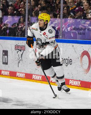 Köln, Nordrhein-Westfalen, Deutschland. Dezember 2024. Loewen Frankfurter Verteidiger MAKSIM MATUSHKIN (52) bringt am 26. Spieltag der Penny Deutsche Eishockey Liga zwischen den Kölner Haie und Loewen Frankfurt (Frankfurt Lions) in der Kölner Lanxess Arena am 15. Dezember 2024 das Puck auf Eis. (Kreditbild: © Kai Dambach/ZUMA Press Wire) NUR REDAKTIONELLE VERWENDUNG! Nicht für kommerzielle ZWECKE! Stockfoto