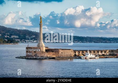 Die Statue der Goldenen Madonna della Lettera am Eingang zum Hafen von Messina mit „Wir segnen Sie und Ihre Stadt“ in lateinischer Sprache Stockfoto