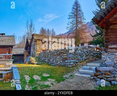 Die alten torba-Häuser aus Stein mit Piode-Dächern aus Steinplatten in Mogno, Val Lavizzara, Vallemaggia, Tessin, Schweiz Stockfoto