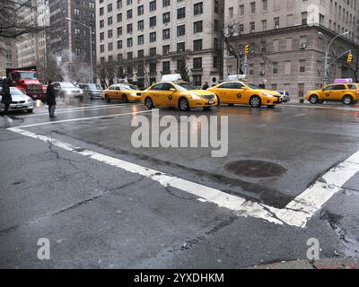 New York, NY, USA - 16.01.2013 : gelbe Taxis in der Straße Uptown New York City an einem regnerischen Wintertag Stockfoto