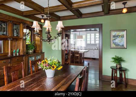 Esszimmer in einem älteren Haus mit Blick auf die renovierte Küche Stockfoto