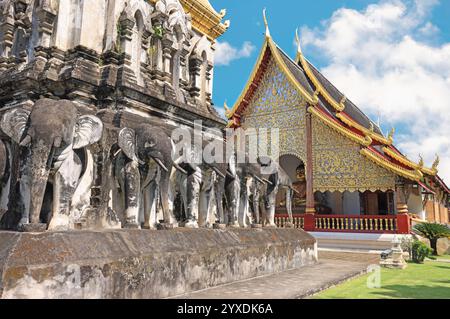 Wat Chiang man, der älteste Tempel in Chiang Mai, Thailand. Dieser Tempel ist berühmt für seine Chedi im Lanna-Stil, die von Reihen von Elefantenstatuen unterstützt werden Stockfoto