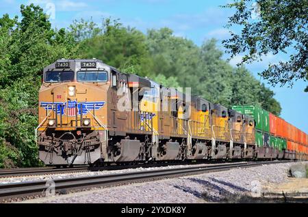 La Fox, Illinois, USA. Insgesamt sechs Lokomotiven führen einen intermodalen Güterzug der Union Pacific durch den Nordosten von Illinois. Stockfoto