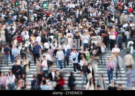 Menschenmassen überqueren Shibuya Scramble Crossing, Shibuya, Tokio, Japan Stockfoto