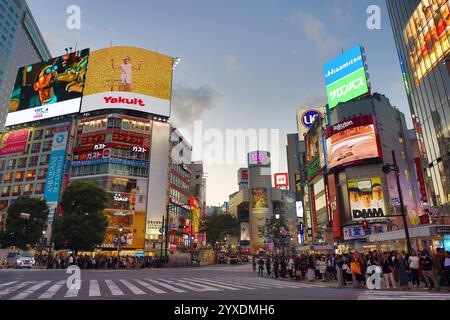 Gebäude rund um die Shibuya Scramble Crossing bei Sonnenuntergang in Shibuya, Tokio, Japan Stockfoto