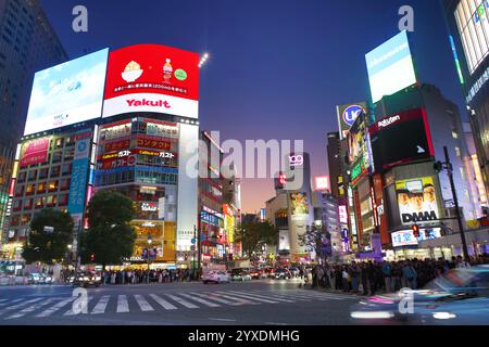 Gebäude rund um die Shibuya Scramble Crossing bei Sonnenuntergang in Shibuya, Tokio, Japan Stockfoto