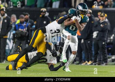 Philadelphia, Usa. Dezember 2024. Der Philadelphia Eagles Wide Receiver DeVonta Smith (6) wird von Pittsburgh Steelers Safety Minkah Fitzpatrick (39) während der zweiten Hälfte der NFL-Aktion im Lincoln Financial Field in Philadelphia am Sonntag, den 15. Dezember 2024, angegriffen. Quelle: UPI/Alamy Live News Stockfoto