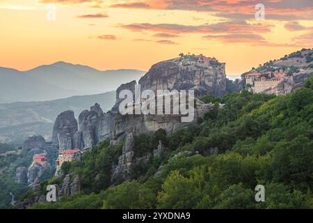 Klöster auf Felsformationen bei Sonnenuntergang in Meteora Stockfoto