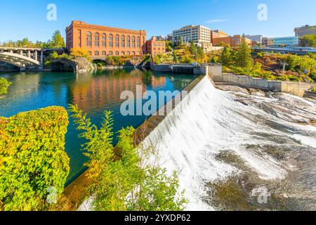 Blick vom Riverside Centennial Trail mit Blick auf die Lower Spokane Falls mit Riverfront Park, Monroe St. Bridge und Downtown Spokane, Washington USA. Stockfoto
