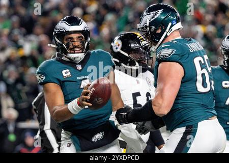 Philadelphia, Usa. Dezember 2024. Philadelphia Eagles Quarterback Jalen Hurts (1) feiert seinen Touchdown mit Offensive Tackle Lane Johnson (65) während der zweiten Hälfte der NFL-Aktion gegen die Pittsburgh Steelers im Lincoln Financial Field in Philadelphia am Sonntag, den 15. Dezember 2024. Quelle: UPI/Alamy Live News Stockfoto